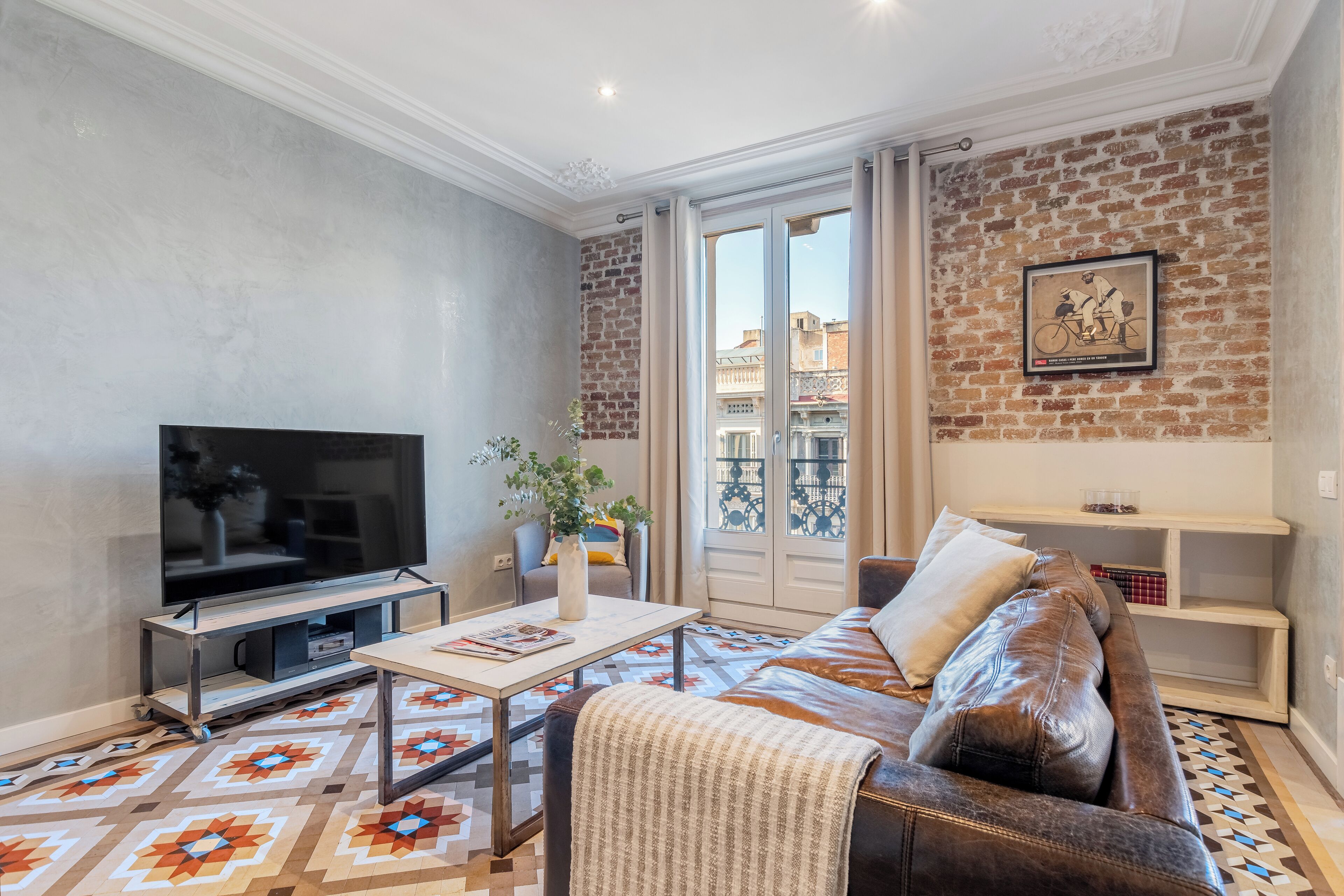 Premium appartement | Woonruimte | Een flatscreentelevisie en een mp3-dock