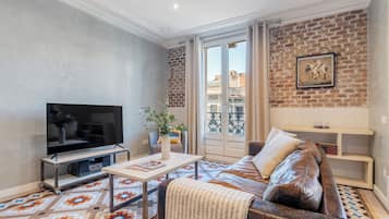 Apartamento Premium | Zona de estar | Una televisión de pantalla plana, una estación de conexión para MP3