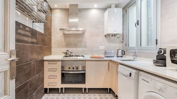 Premium appartement | Privékeuken | Een koelkast/vriezer, een magnetron, een oven, een kookplaat