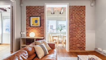 Apartamento de diseño | Zona de estar | Una televisión de pantalla plana, una estación de conexión para MP3