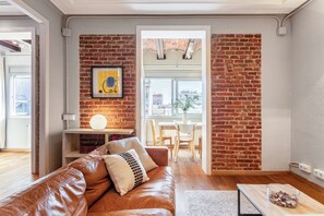 Design appartement | Woonruimte | Flatscreentelevisie en een mp3-dock