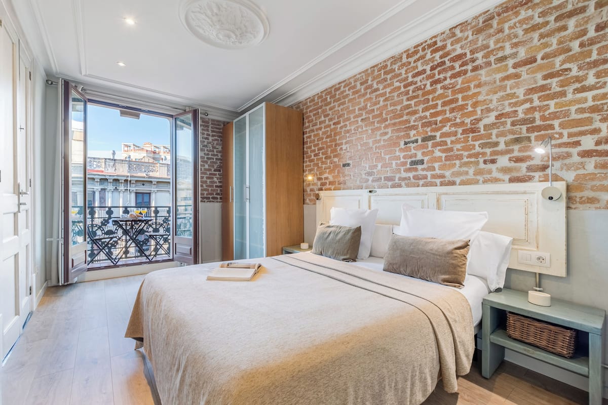 Premium Apartment | Premium bedding, in-room safe, individually decorated