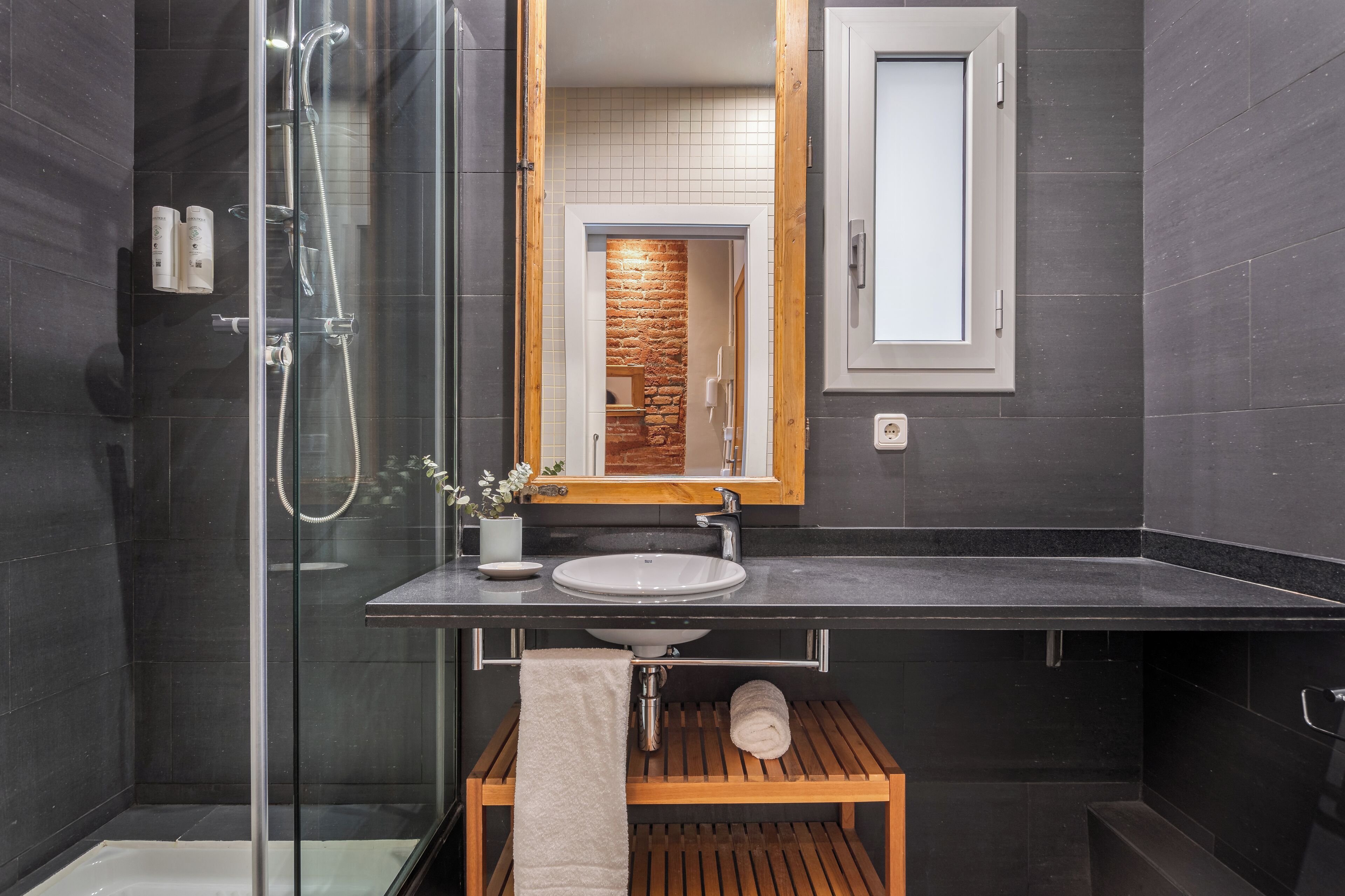 Apartamento de diseño | Baño | Ducha, artículos de higiene personal gratuitos y secador de pelo