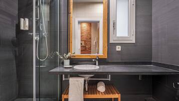 Apartamento de diseño | Baño | Ducha, artículos de higiene personal gratuitos y secador de pelo