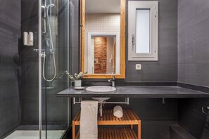 Leilighet – design | Bad | Dusj, toalettartikler (inkludert), hårføner og håndklær