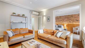 Design appartement | Woonruimte | Een flatscreentelevisie en een mp3-dock