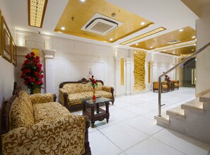 Lobby sitting area - Hotel Swaran Palace (New Delhi)