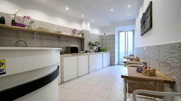 Refrigerador, microondas, placa de cocina, cafetera expreso