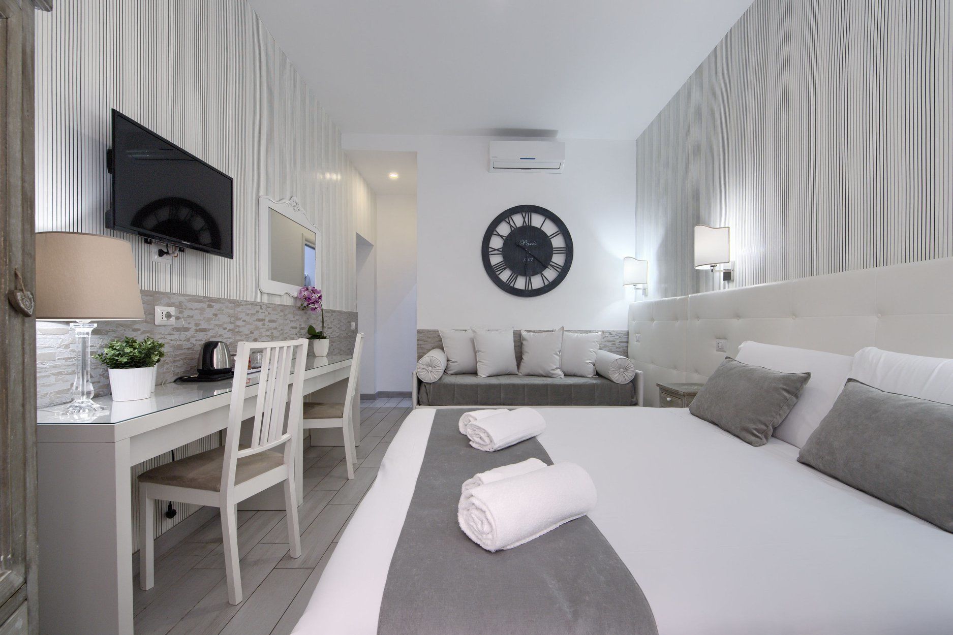 Caja de seguridad en la habitación, escritorio y cortinas blackout 