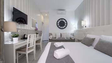 Caja de seguridad en la habitación, escritorio y cortinas blackout