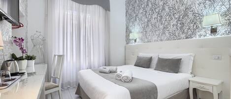 خزنة داخل الغرفة ومكتب وستائر تعتيم وتجهيزات عازلة للصوت