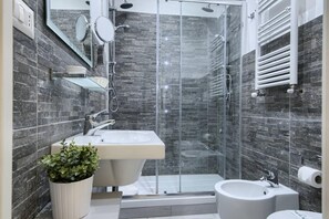 Dusche, Regendusche, kostenlose Toilettenartikel, Haartrockner