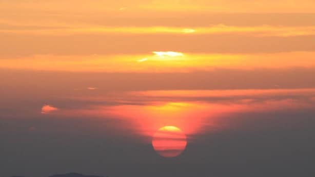 A sunset over a mountain range with a clear sky. - Hotel Harvest Amagikogen (Izu)