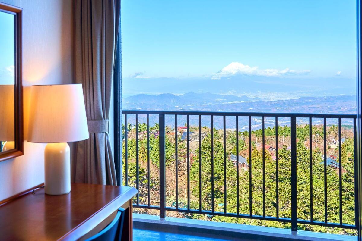 Habitación con vista a un paisaje montañoso, una lámpara y un espejo.