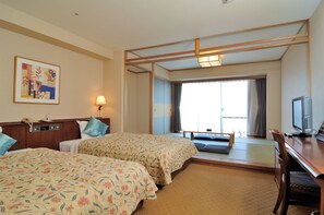 和洋室（シングルベッド２台と布団・６畳）　禁煙 | セーフティボックス (室内)、遮光カーテン、WiFi (無料)