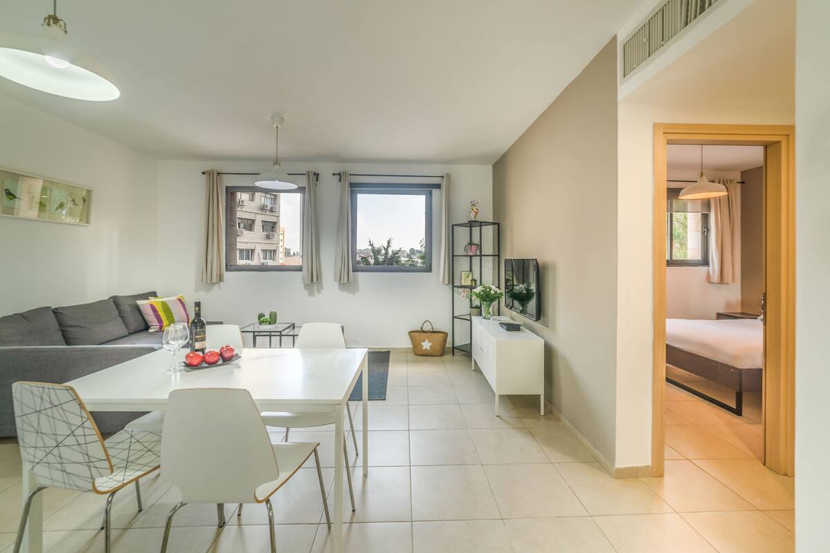 Superior Apartment, 1 Bedroom | 1 bedroom, soundproofing, iron/ironing board, WiFi (free)