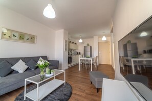 Appartement Supérieur, 1 chambre, balcon | Coin séjour | Télévision à écran plat de 32 pouces avec chaînes par câble