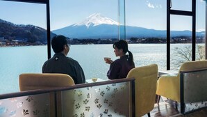 A dining area with a view of a mountain and lake. - Ubuya (Fujikawaguchiko)