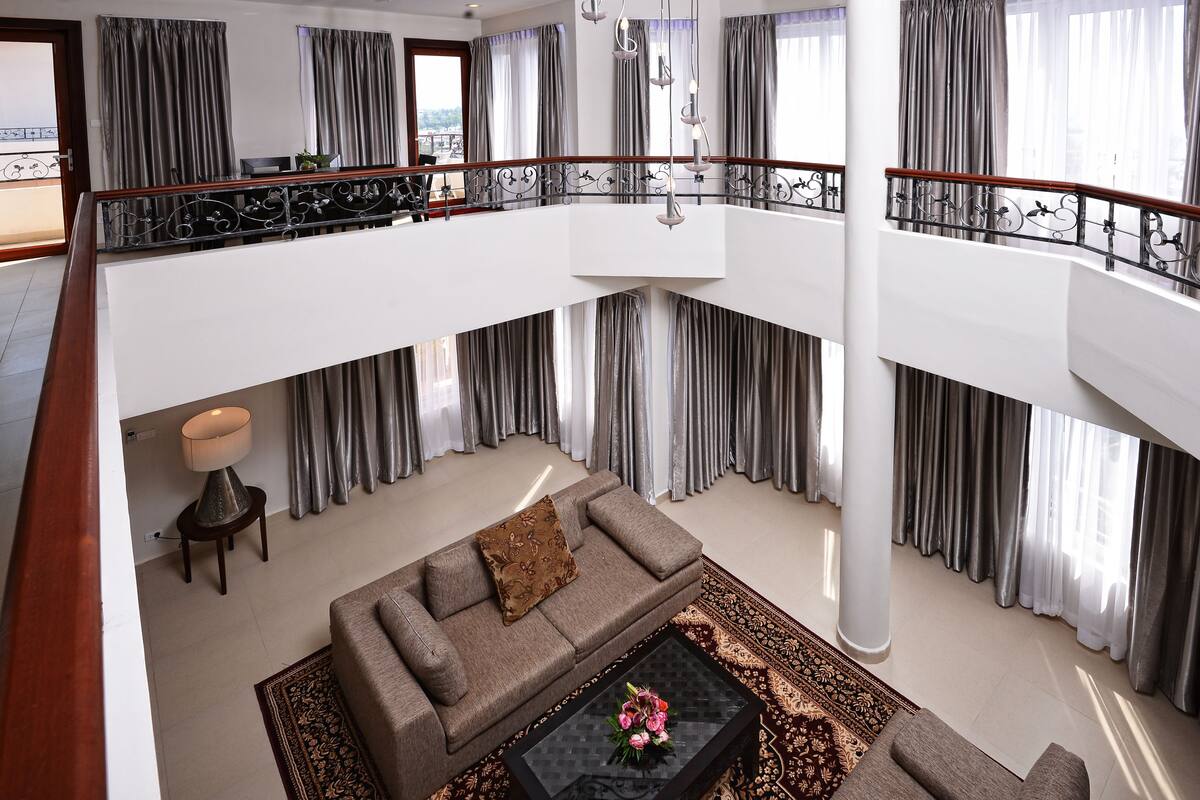 Presidential Room (Grand) | Bar mini, peti besi dalam bilik, meja, seterika/papan seterika