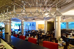 2 bares o lounges, lounge en el lobby 