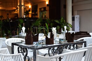 Petit déjeuner, déjeuner et dîner servis sur place, vue sur la piscine