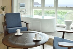 Ocean Junior Suite (Ocean Side, Top Floor) | Living room | Plasma TV