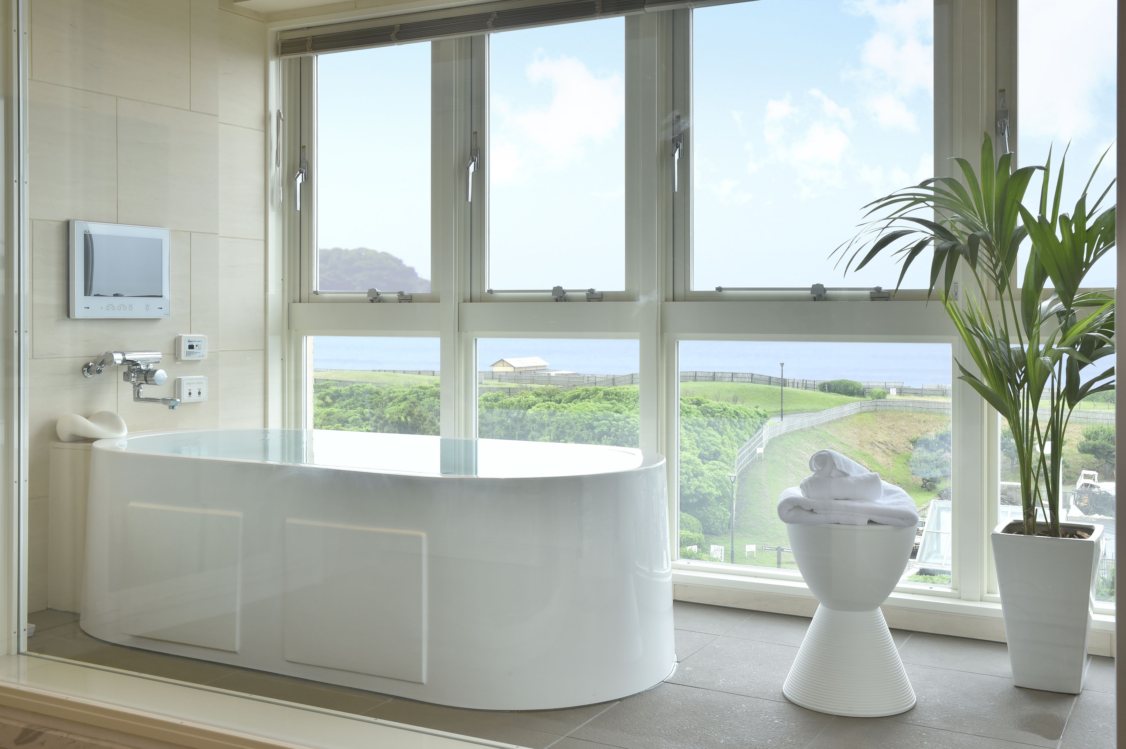 Ocean Junior Suite (Ocean Side, Top Floor) | Bathroom | Separate bathtub and shower, jetted bath, free toiletries, hair dryer