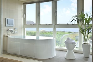 Ocean Junior Suite (Ocean Side, Top Floor) | Bathroom | Separate tub and shower, jetted tub, free toiletries, hair dryer - Breath Hotel (Fujisawa)