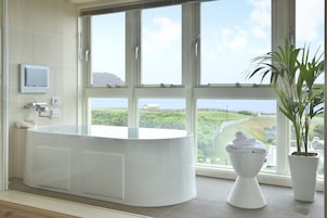 小型套房, 海洋景观 (Ocean Side, Top Floor) | 浴室 | 独立的浴缸和淋浴、按摩浴缸、免费洗浴用品、吹风机
