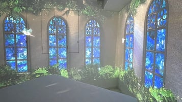 Kamar (Exclusive 3D Projection Mapping, 1FL) | Minibar, brankas, meja kerja, dan tirai kedap cahaya
