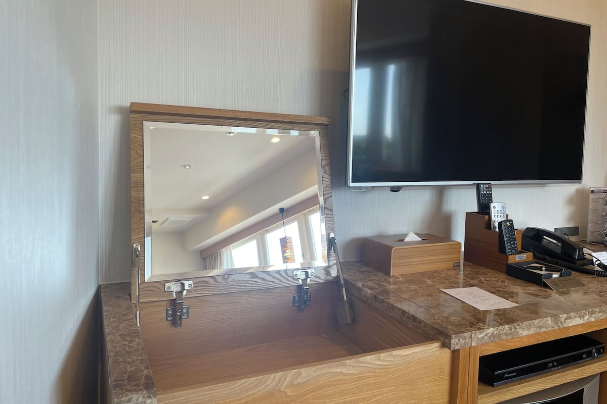 Minibar, Zimmersafe, Schreibtisch, Verdunkelungsvorhänge