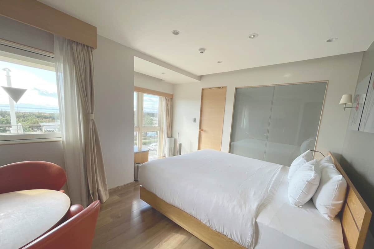 Minibar, Zimmersafe, Schreibtisch, Verdunkelungsvorhänge