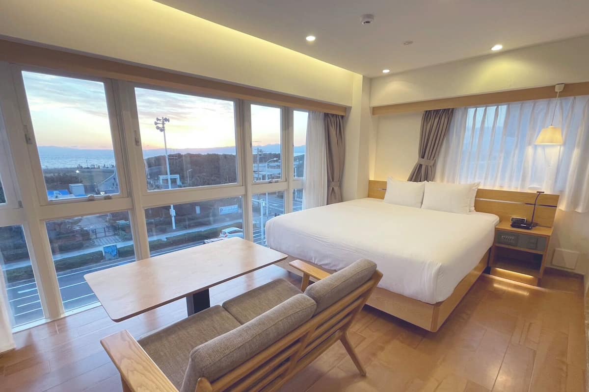 Grand-Doppelzimmer, Meerblick (Ocean Side, 4th Floor) | Minibar, Zimmersafe, Schreibtisch, Verdunkelungsvorhänge