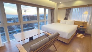 Grand dubbelrum - havsutsikt (Ocean Side, 4th Floor) | Minibar, värdeförvaringsskåp på rummet och skrivbord