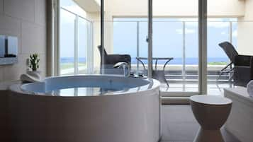 Premium-Suite, Meerblick (Ocean Side, Top Floor) | Badezimmer | Badewanne und Dusche (separat), Whirlpool, kostenlose Toilettenartikel