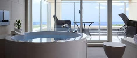 Premium-Suite, Meerblick (Ocean Side, Top Floor) | Badezimmer | Badewanne und Dusche (separat), Whirlpool, kostenlose Toilettenartikel