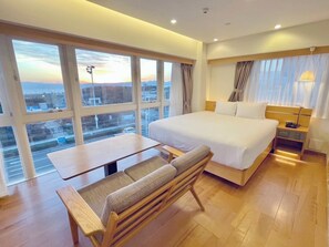 Habitación doble Grand, vista al océano (Ocean Side, 4th Floor) | Minibar, caja de seguridad en la habitación y escritorio 