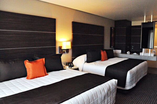 Premium bedding, down comforters, in-room safe, iron/ironing board - Hotel Real Alameda (Querétaro)