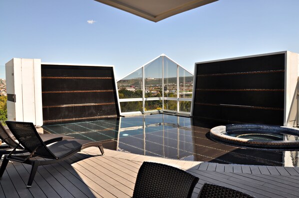 Outdoor spa tub - Hotel Real Alameda (Querétaro)
