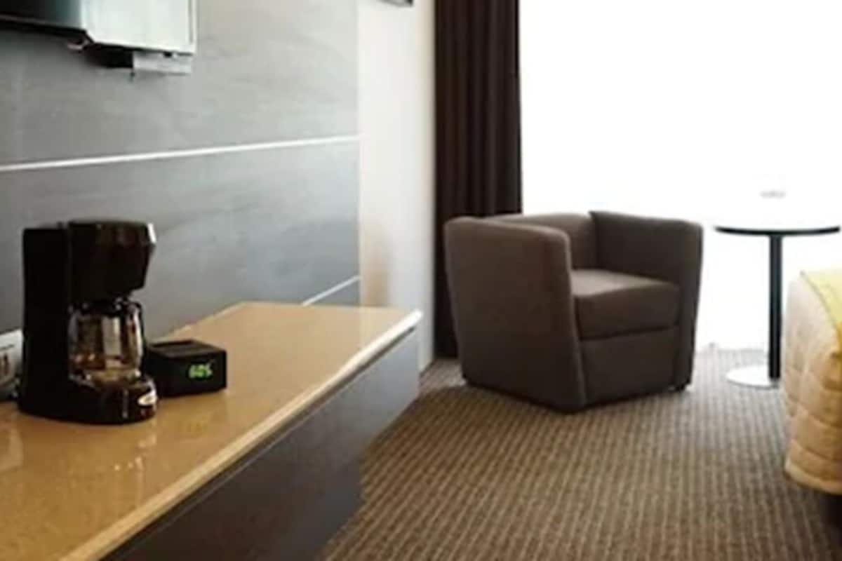 Master Suite | Premium bedding, down comforters, in-room safe, iron/ironing board