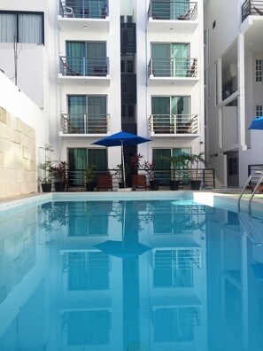 Kolam renang terbuka, kerusi lepak pantai 