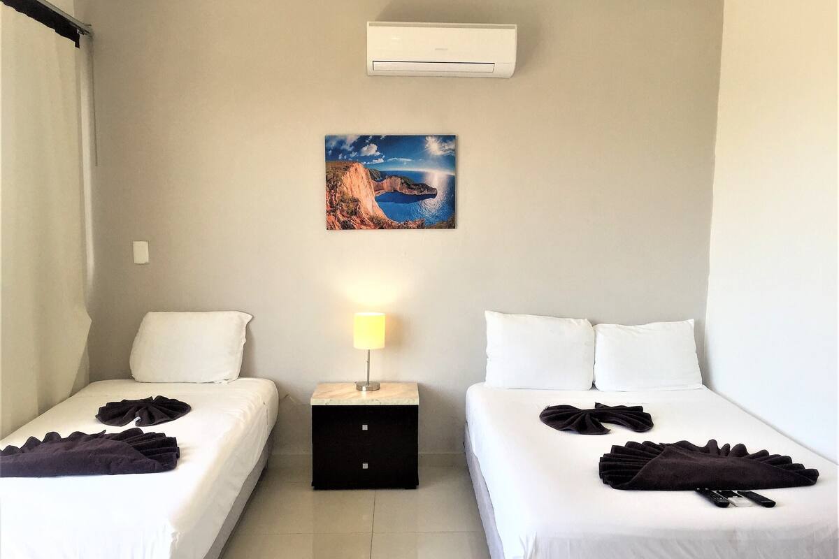 Estandar Triple Sin Balcón | Caja fuerte, wifi gratis, ropa de cama