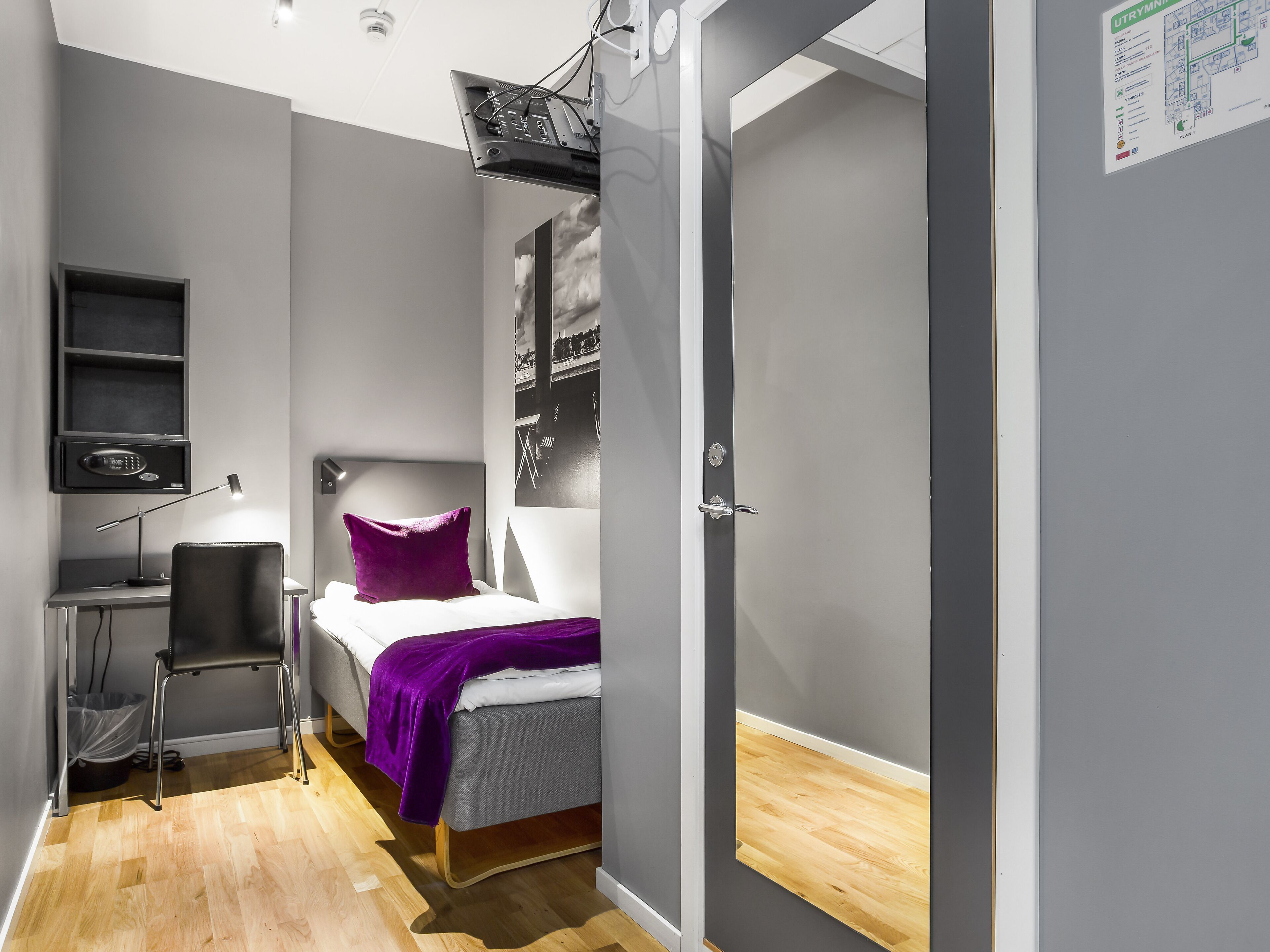 economy room, no windows | pillow-top beds, in-room safe, desk, cots/infant beds