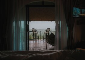 Romantic Signature Private View | Desk, blackout drapes, free WiFi, bed sheets