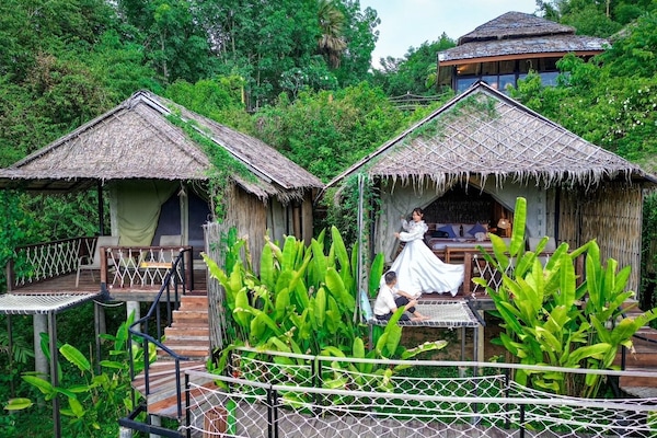 Desk, blackout drapes, free WiFi, bed sheets