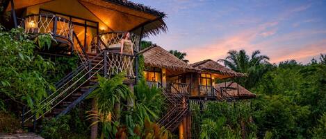 Exotic Top View Double | Desk, blackout drapes, free WiFi, bed sheets