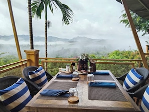 Petit déjeuner, déjeuner, dîner et brunch servis sur place
