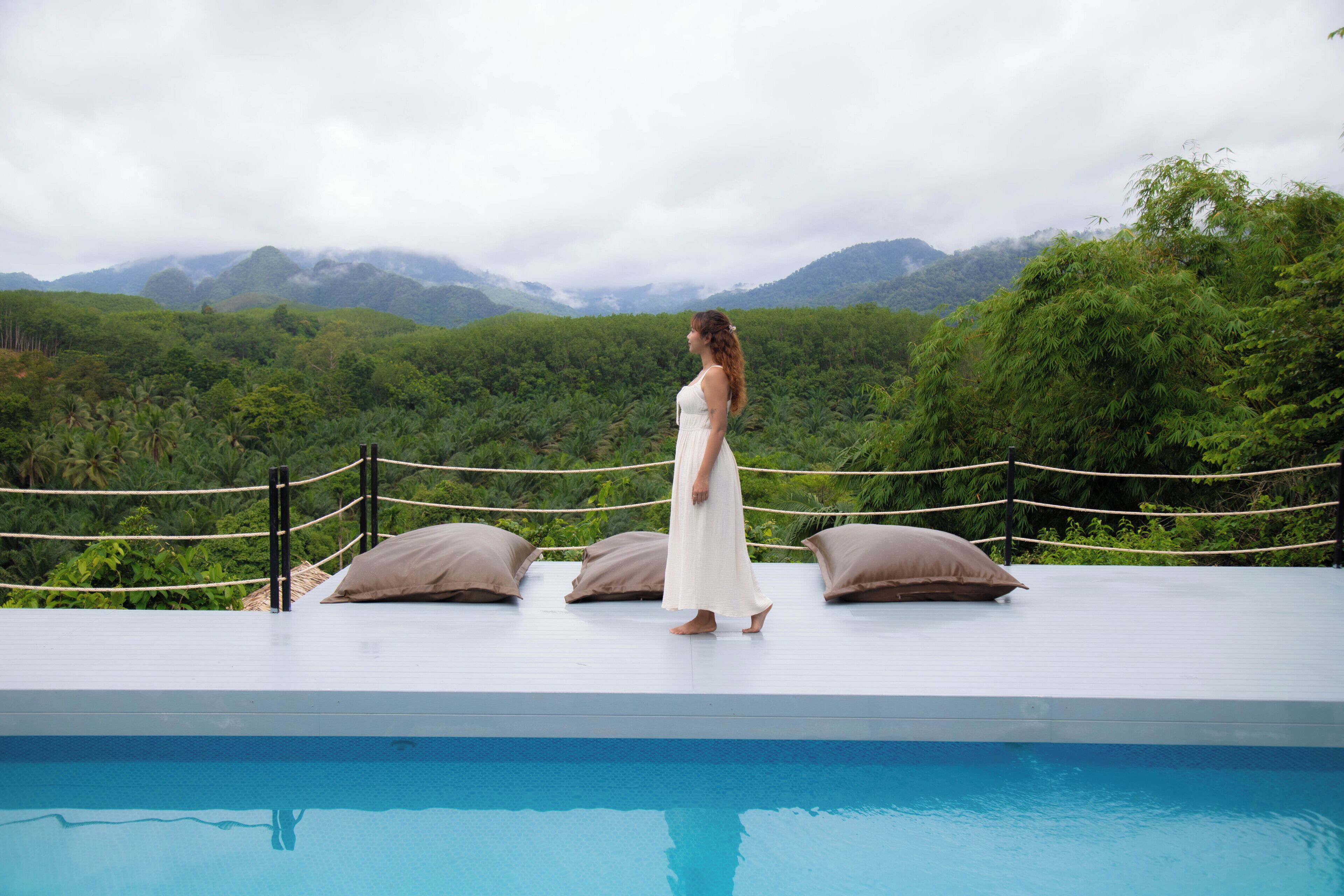 Una piscina al aire libre