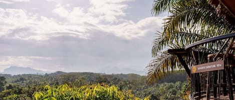 Vista panorámica desde un balcón con un cartel que indica 'Romantic Signature View'.