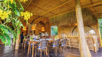 Petit déjeuner, déjeuner et dßner servis sur place, plats Cuisine thaï